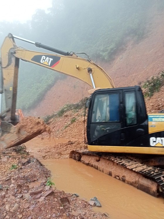 Quốc lộ 8A lên Cửa khẩu quốc tế Cầu Treo bị sạt lở, gây ách tắc giao thông ảnh 4