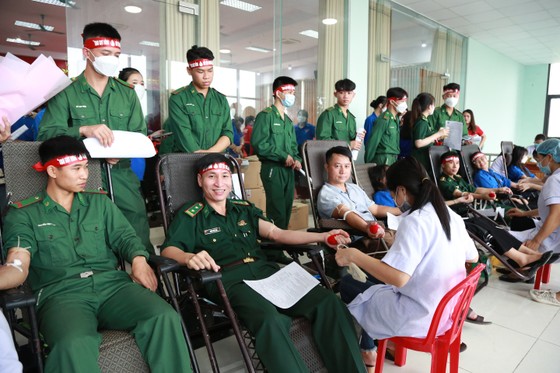 Tiếp nhận hàng trăm đơn vị máu trong chương trình “Trao giọt hồng - gửi yêu thương” ảnh 2