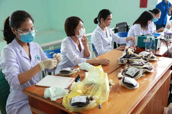 Tiếp nhận hàng trăm đơn vị máu trong chương trình “Trao giọt hồng - gửi yêu thương” ảnh 6