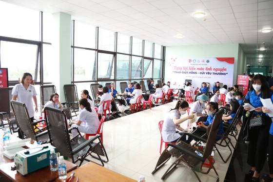 Tiếp nhận hàng trăm đơn vị máu trong chương trình “Trao giọt hồng - gửi yêu thương” ảnh 1