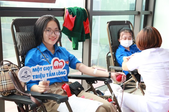 Tiếp nhận hàng trăm đơn vị máu trong chương trình “Trao giọt hồng - gửi yêu thương” ảnh 5