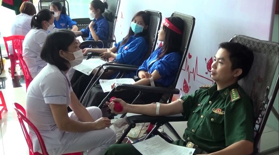 Tiếp nhận hàng trăm đơn vị máu trong chương trình “Trao giọt hồng - gửi yêu thương” ảnh 3