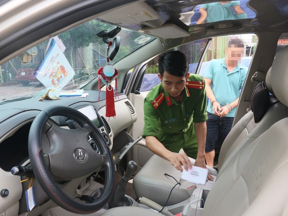 Hà Tĩnh: Tạm giữ hình sự lái xe ô tô tông xe máy và kéo lê hơn 2km ảnh 2