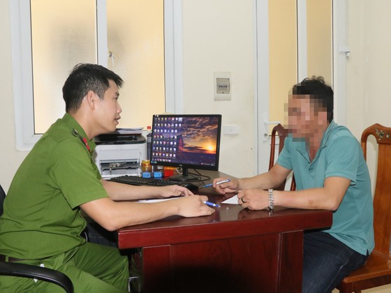 Hà Tĩnh: Tạm giữ hình sự lái xe ô tô tông xe máy và kéo lê hơn 2km ảnh 3