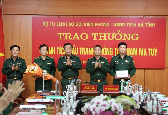 Trung tướng Lê Đức Thái, Tư lệnh Bộ đội Biên phòng Việt Nam trao thưởng cho ban chuyên án