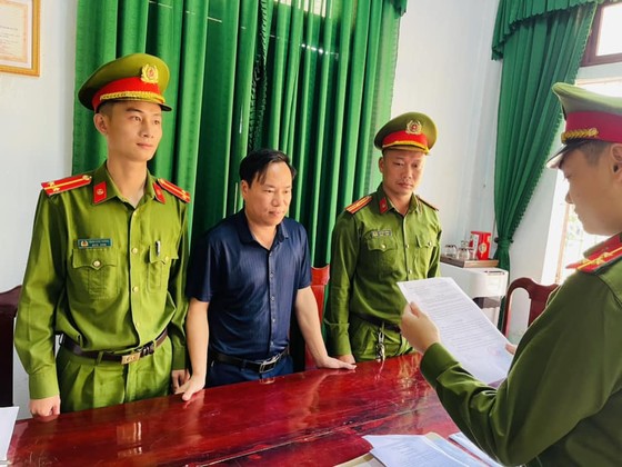 Công an huyện Nghi Xuân tống đạt quyết định khởi tố đối với Trần Văn Ngọc. Ảnh: Công an huyện Nghi Xuân