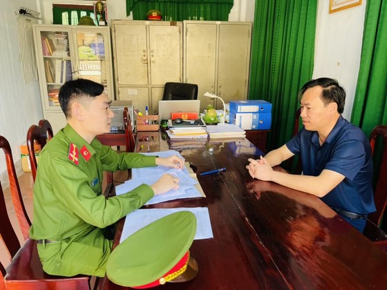 Lạm dụng tín nhiệm chiếm đoạt tài sản, một cựu công chức địa chính bị khởi tố ảnh 1
