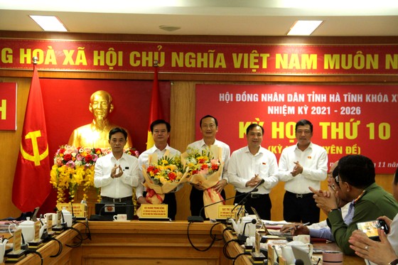 Lãnh đạo Tỉnh ủy, HĐND tỉnh Hà Tĩnh tặng hoa chúc mừng tân Phó Chủ tịch UBND tỉnh Hà Tĩnh Trần Báu Hà (thứ 2, từ trái qua)