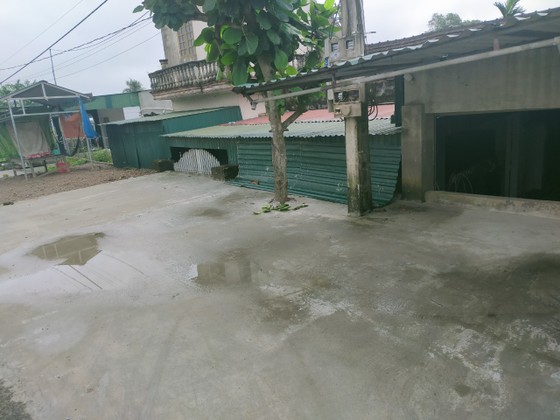 Một số nhà dân ở xã Phú Lộc thấp hơn so với mặt đường nên bị ảnh hưởng đến cuộc sống