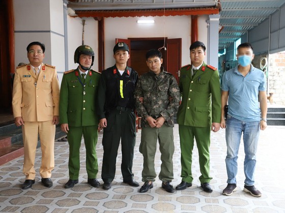 Lực lượng chức năng bắt giữ đối tượng Hoàng Xuân Hoài. Ảnh: Công an Hà Tĩnh