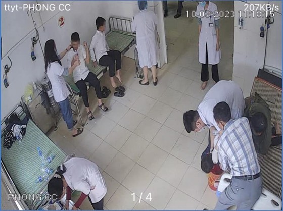 Thời điểm các bác sĩ đang thăm khám cho các em học sinh bị ngộ độc