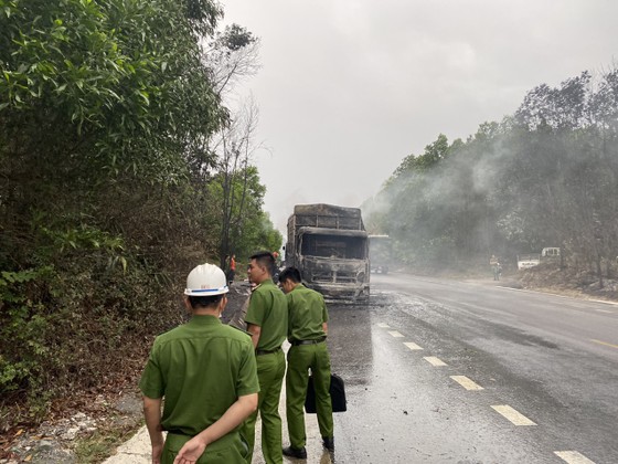 Hà Tĩnh: Xe tải chở hàng bốc cháy dữ dội trên đường tránh ảnh 6