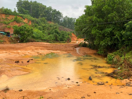 Hàng ngàn khối đất, đá vùi lấp đất sản xuất sau sự cố vỡ đập Tắt