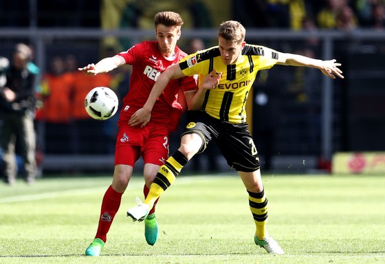 Dortmund (phải) hy vọng sẽ bảo vệ được ngôi đầu bảng bằng một chiến thắng trước Cologne. Getty Images  