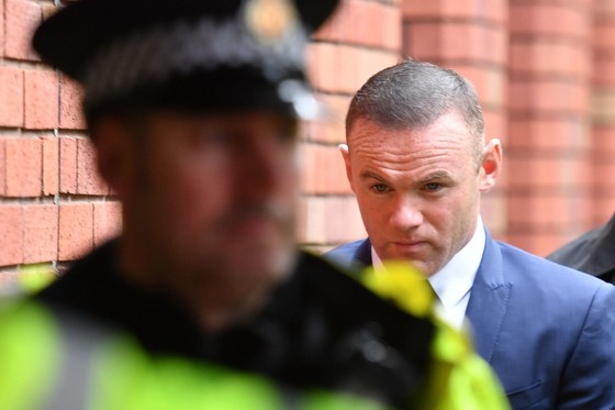 Wayne Rooney trên đường đến tòa. Ảnh: Getty Images