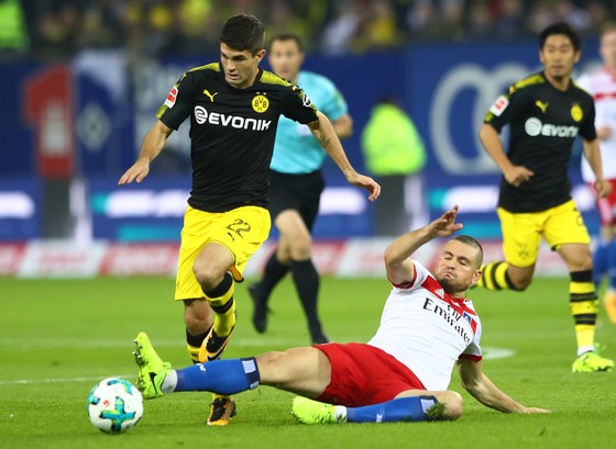 Dortmund (trái) sẽ phải nỗ lực nhiều hơn nữa thì mới có thể giành được chiến thắng trước Gladbach. Ảnh: Getty Images   