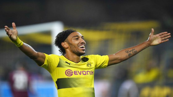 Niềm vui của Pierre-Emerick Aubameyang sau khi ghi bàn vào lưới của Gladbach, giúp Dortmund đè bẹp đối thủ đến 6-1. Ảnh: Getty Images