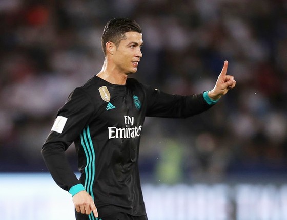 Ronaldo bực tức khi CĐV gọi tên Messi. Ảnh: Getty Images