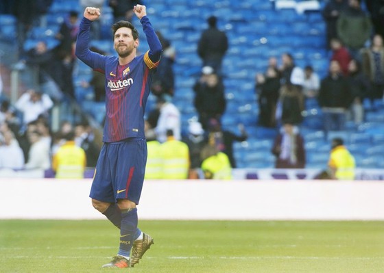 Đi bộ, Messi vẫn rất lợi hại. Ảnh Getty Images.