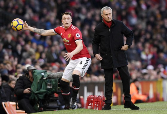 Jose Mourinho (phải) sẽ tiếp tục không mua cầu thủ trong tháng tới? Ảnh: Getty Images  