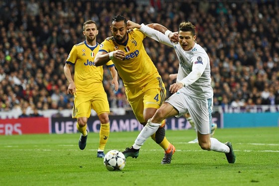 Được trọng tài “cứu”, Real thoát chết tại Bernabeu ảnh 1