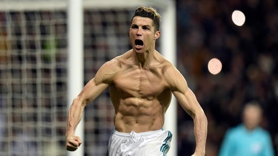 Ronaldo cởi áo ăn mừng sau khi ghi bàn quyết định loại Juventus. Ảnh: Sudpresse