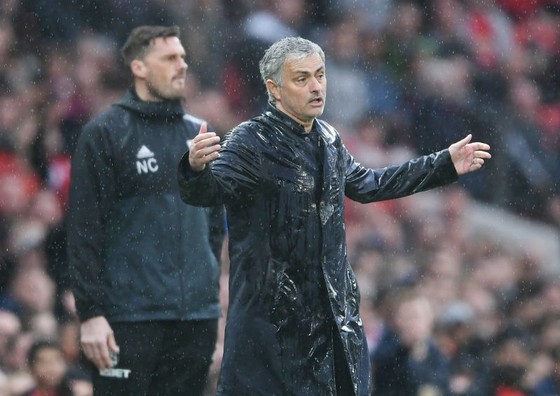 HLV Jose Mourinho với dáng vẻ thất vọng chứng kiến màn trình diễn nhợt nhạt của các học trò. Ảnh: Getty Images  