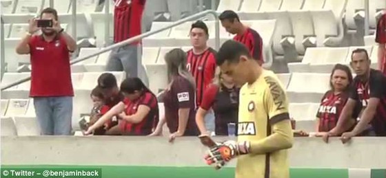 Chuyện của sao: Dani Alves khóc nức nở vì không được dự World Cup ảnh 2