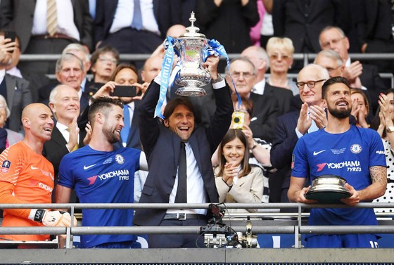 HLV Antonio Conte vẫn muốn đây không phải là danh hiệu cuối của ông cùng Chelsea. Ảnh: Getty Images    