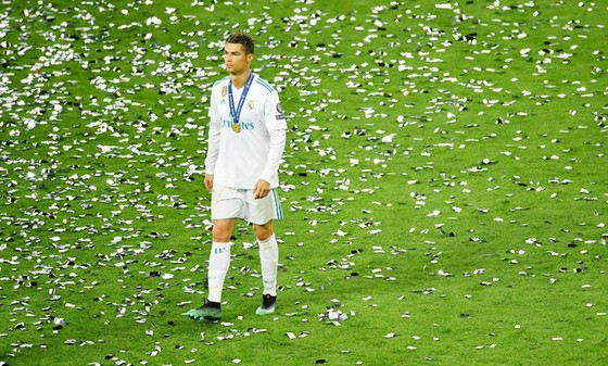 Ronaldo có vẻ không vui khi không ghi bàn tại trận chung kết. Ảnh: Getty Images