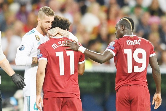 Tình huống va chạm giữa Ramos và Salah vẫn còn nhiều tranh cãi. Ảnh: Getty Images