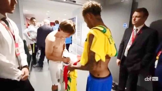 Modric và Neymar đổi áo sau trận. Ảnh từ clip.