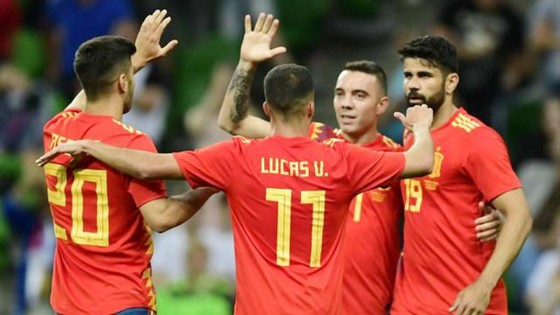 Tuyển Tây Ban Nha mừng chiến thắng tối thiểu trước Tunisia. Ảnh: Getty Images  
