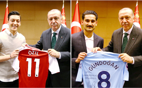 Oezil và Gundogan gây rắc rối khi chụp ảnh với tổng thống Erdogan.