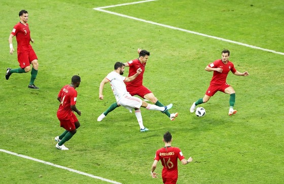 Ronaldo lập hat-trick giúp Bồ Đào Nha may mắn thoát “chết” ảnh 1