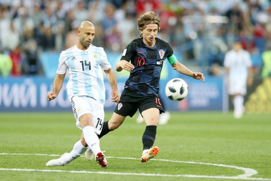 Luka Modric ngăn chặn Javier Mascherano ngay từ đường phát động tấn công đầu tiên. Ảnh: Getty Images