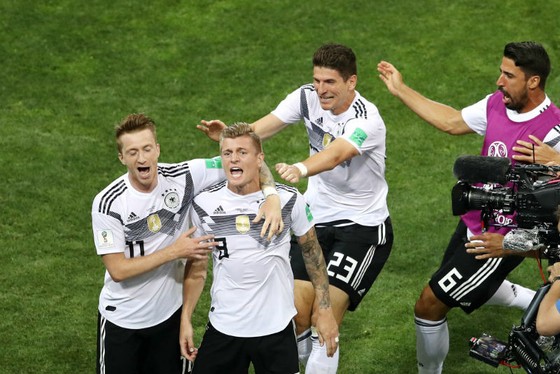 Toni Kroos và đồng đội ăn mừng bàn thắng hệ trọng nhất kỳ giải này. Ảnh: Getty Images