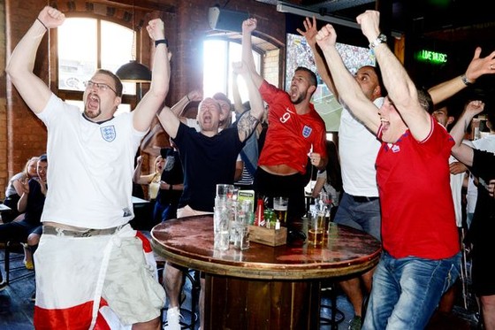 Người hâm mộ Anh phấn khích trước màn trình diễn tuyệt vời của đội tuyển. 