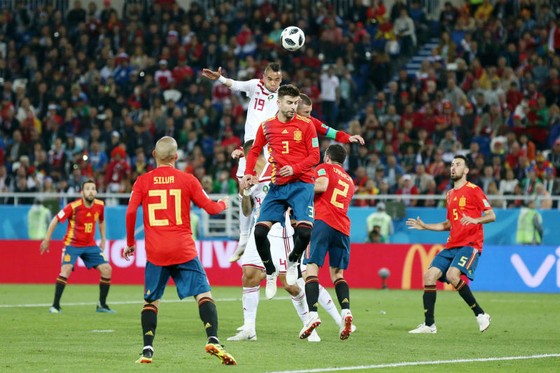 Các trung vệ hàng đầu Sergio Ramos, Gerard Pique đã bị Youssef En Nesyri "qua mặt" trong bàn thua thứ 2. Ảnh: Getty Images