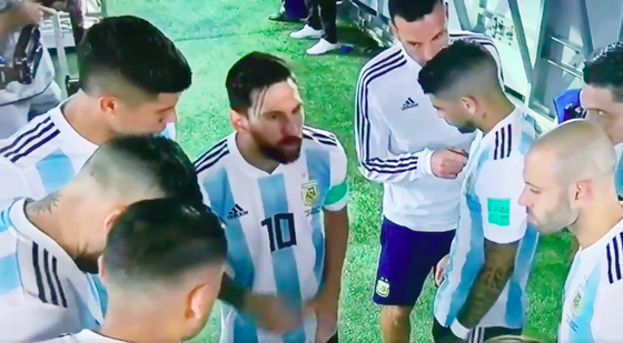 Hình ảnh Messi nói chuyện với toàn đội được tán dương. Ảnh cắt từ clip