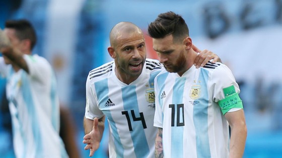 Javier Mascherano (trái) không muốn Lionel Messi đưa ra quyết định chia tay như anh. Ảnh: Getty Images  