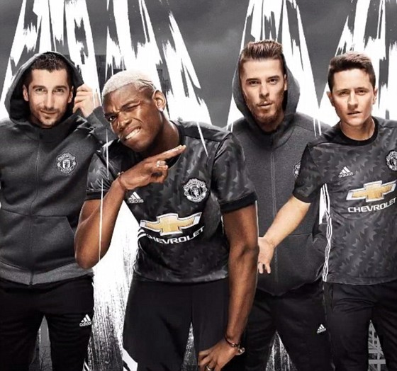 Áo đấu màu hồng phấn của Man.United gây bão phản đối ảnh 1