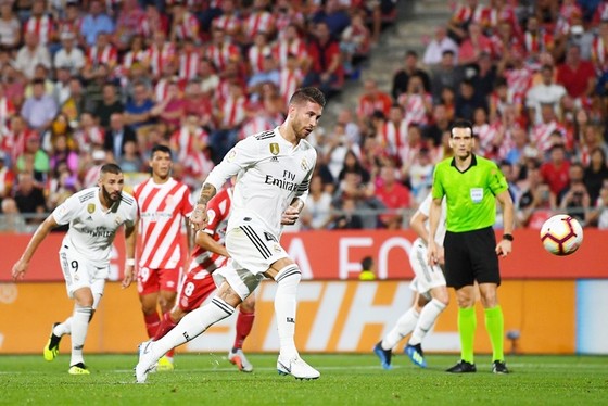 “Song sát” Bale - Benzema tỏa sáng đưa Real ngự ngôi đầu ảnh 1