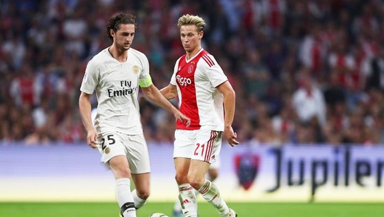 Không mua được De Jong (phải), Barca sẽ chuyển sang Rabiot. Ảnh Getty Images.