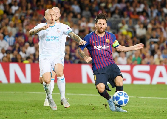 Lionel Messi ghi bàn trước sự bất lực của hàng phòng ngự PSV Eindhoven. Ảnh: Getty Images  