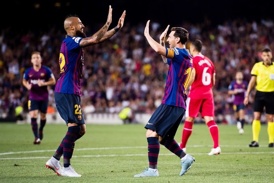 Messi sớm ghi bàn từ đường kiến tạo của Vidal. Ảnh: Getty Images.