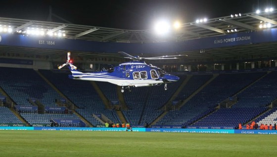 Trực thăng của ông chủ Leicester rơi bên ngoài sân vận động ảnh 1
