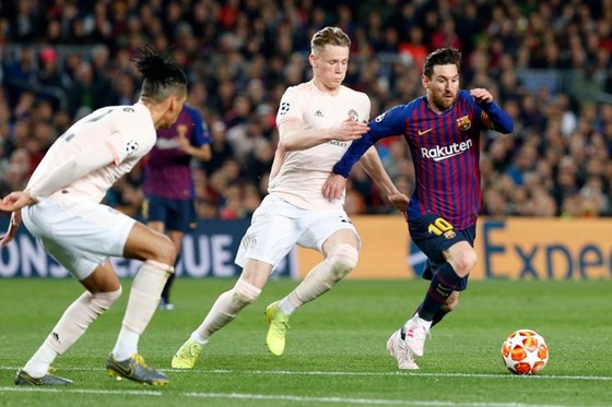 Lionel Messi cùng Barca từng dễ dàng vượt qua đại diện bóng đá Anh là Man.United. Ảnh: Getty Images        