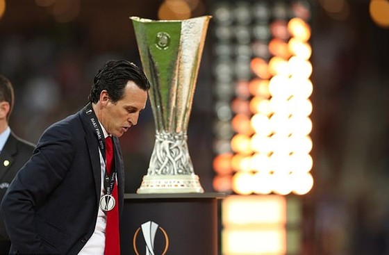 HLV Unai Emery lần này đã không được chạm tay vào chiếc cúp Europa League. Ảnh: Getty Images