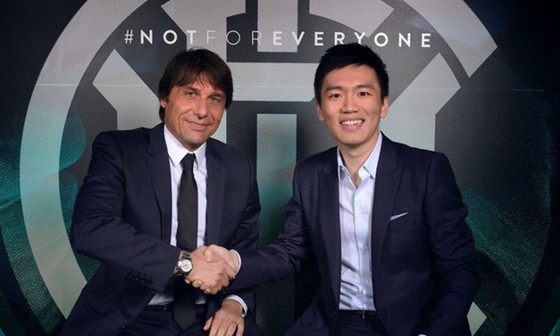 HLV Antonio Conte bên cạnh Chủ tịch Inter, Steven Zhang. 